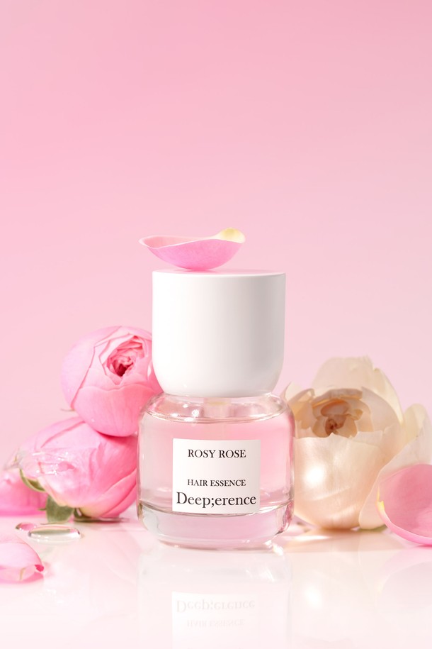 퍼퓸 헤어 오일에센스 & 헤어 미스트 듀오 세트는 50ml 용량으로, 모발에 은은한 향기와 영양을 더해주는 헤어 케어 제품입니다. 로지 로즈, 프레시 모먼트, 그리너리 & 바질 총 3가지 향으로 구성되어 있어 취향에 맞게 선택할 수 있습니다. 오일 에센스와 미스트 두 가지 제형으로 출시되어 모발에 윤기와 보습을 선사하며, 다마스크 로즈 추출물, 로즈힙 오일, 아르간 오일 등 6가지 주요 성분이 모발을 건강하게 가꿔줍니다. 투페이즈 포뮬러로 빠른 흡수가 가능하며, 끈적임 없이 사계절 내내 사용할 수 있습니다. 에센스는 1-2회 펌핑하여 모발 끝부분에, 미스트는 사용 전 흔들어 모발 전체에 분사하여 사용합니다.
