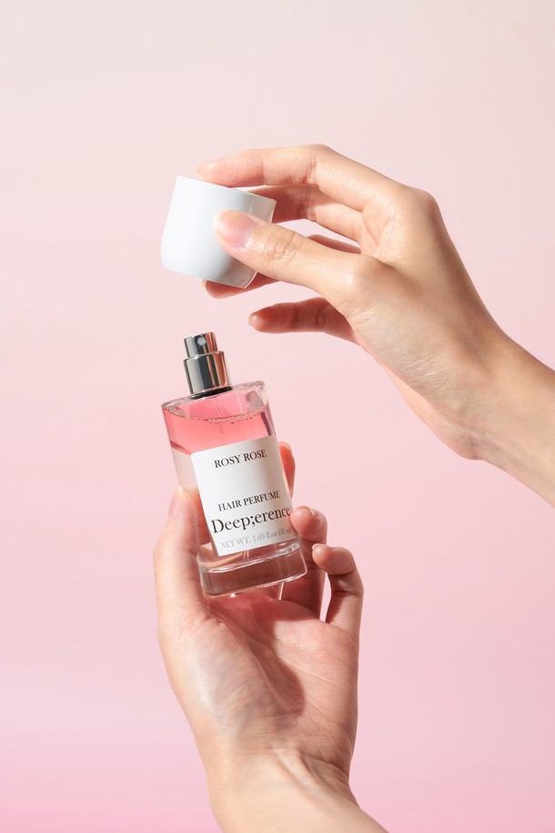 상쾌한 향기로 하루를 시작하세요! 퍼퓸 헤어미스트 50ml 3종은 로지로즈, 프레쉬모먼트, 그리너리&바질 향으로 출시되어, 당신의 헤어에 은은한 향기를 선사합니다. 다마스크 장미 추출물, 비타민 과일 오일, 아르간 커넬 오일 등 풍부한 영양 성분이 모발에 보습과 탄력을 더하며, 하이드로 블라스트 기술과 17가지 아미노산, 내추럴 오일 코팅으로 끈적임 없이 빠르게 흡수됩니다. 사용 전 충분히 흔들어 모발에 분사하면, 오랫동안 지속되는 향과 함께 모발 텍스처 개선, 모발 보호, 항산화 효과를 경험할 수 있습니다.
