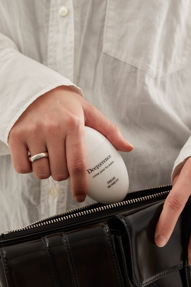 [진주 키링 증정] 퍼퓸 핸드크림 50ml는 7가지 향(WHITE MUSK, GREENERY & BASIL, CHERRY BLOSSOM 등) 중 하나를 선택할 수 있습니다. 진주 추출물, 다마스크 로즈 추출물, 스위트 아몬드 오일 등 풍부한 성분이 함유되어 촉촉하고 부드러운 손으로 가꿔줍니다. 가볍게 발리는 텍스처로 빠르게 흡수되며 끈적임 없이 오래도록 향긋함을 유지합니다. 휴대하기 편안한 조약돌 형태의 디자인으로 언제 어디서든 간편하게 사용할 수 있습니다. 핸드크림 구매 시, 예쁜 진주 키링을 함께 증정합니다.
