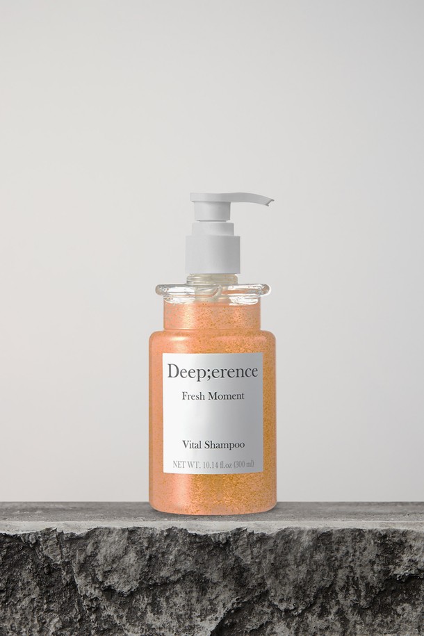 다마스크 장미수, 치크위드 추출물 등 자연 유래 성분으로 두피 영양을 채워주는 퍼퓸 헤어 샴푸입니다. 로지로즈, 프레쉬모먼트, 그리너리&바질 세 가지 향으로 출시되어, 각 향마다 탑/미들/베이스 노트를 섬세하게 구성하여 다채로운 향기를 선사합니다. 마이크로 영양 캡슐과 부드러운 거품으로 미세먼지를 제거하고, 마일드 클렌징으로 건강한 모발 관리를 도와줍니다.
