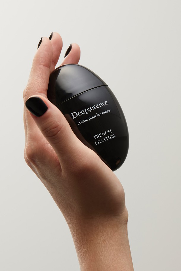 "퍼퓸 드 바디워시" 300ml [로지로즈]는 은은한 향수를 연상시키는 향긋한 로즈 향의 바디워시입니다. 세정 기능과 함께 향수처럼 지속되는 로즈 향으로 샤워 후에도 기분 좋은 향기를 남겨줍니다. 퍼퓸 타입으로, 섬세하고 풍부한 향을 경험할 수 있습니다. 300ml 용량의 본품과 함께, 랜덤으로 증정되는 퍼퓸 핸드크림으로 더욱 풍성하게 향기를 즐겨보세요. 샤워하는 동안 로즈 향으로 가득 채워, 특별한 경험을 선사합니다.
