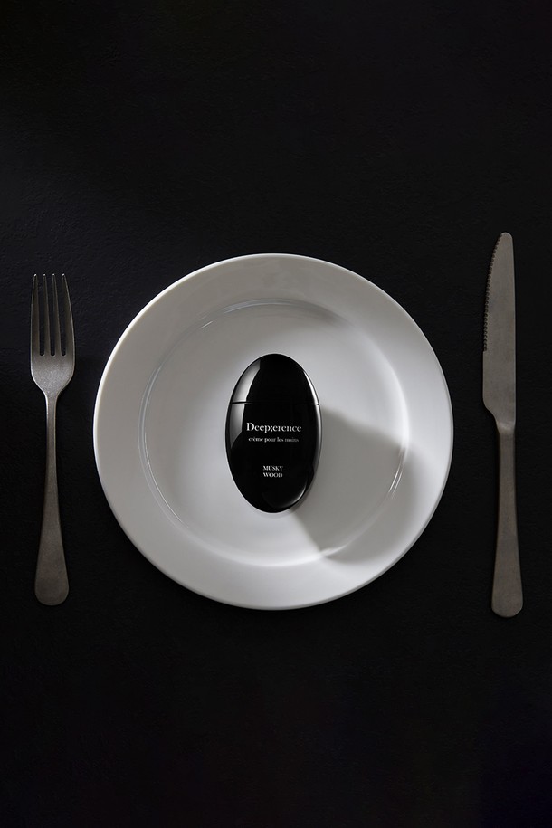 "퍼퓸 드 바디로션 300ml [로지로즈]"는 은은한 장미 향을 담은 향수 타입 바디로션입니다. 촉촉하고 부드럽게 피부에 스며들어 은은한 향기를 선사하며, 매일 사용하기 좋은 데일리 아이템입니다. 300ml 용량으로 넉넉하게 사용할 수 있으며, 로션 사용 후에도 향이 오래 지속됩니다. 본품인 퍼퓸 핸드크림을 랜덤으로 증정하여, 로지로즈 향기를 더욱 풍성하게 즐길 수 있습니다. 샤워 후 또는 건조함이 느껴질 때 부드럽게 발라 피부에 싱그러움을 더해보세요.
