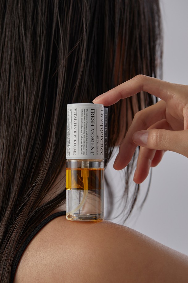 진저바바 스칼프 샴푸 500ml는 두피 케어를 위한 제품으로, 펌프형 브라운 용기에 담겨 있습니다. 주요 성분인 진저(생강)가 함유되어 있으며, 두피와 모발을 건강하게 가꾸는 데 도움을 줍니다. 샴푸 사용과 함께, 퍼퓸 헤어미스트 본품이 랜덤으로 증정되어 은은한 향기를 더할 수 있습니다. 헤어케어를 위한 완벽한 선택으로, 두피 건강과 향기, 두 가지를 모두 잡을 수 있습니다.
