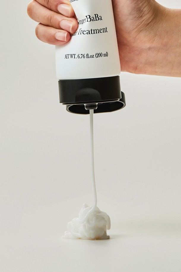 바이탈 퍼퓸 헤어 샴푸 300ml [프레쉬모먼트]는 손상된 모발 큐티클 회복, 모발 강화, 두피 활력, 미세먼지 제거에 도움을 주는 샴푸입니다. 만다린, 베르가못, 블랙커런트의 탑노트와 오렌지 블라썸, 자스민, 라벤더의 미들노트, 머스크, 베티버, 통카빈, 구르망의 베이스노트가 조화롭게 어우러진 시트러스 계열의 향을 선사합니다. 다마스크 장미수, 10종 비타민 컴플렉스, 티아민 HCl, 아스코르브산, 콜라겐 등의 주요 성분으로 마일드 클렌징과 영양 공급, 두피 케어를 한번에 경험할 수 있으며, 진저바바 트리트먼트 본품을 함께 증정합니다.
