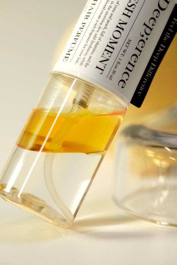 "퍼퓸 헤어미스트 듀오세트"는 큐티클 케어, 데미지 케어, 두피 케어, 향기 지속에 도움을 주는 헤어 미스트 듀오세트입니다. "Rosy Rose", "Fresh Moment", "Greenery & Basil" 세 가지 매력적인 향으로 구성되어 있으며, 퍼퓨머 Anne-Louise Gautier와 콜라보레이션하여 탄생했습니다. 구리 트리펩타이드, 17종 아미노산, 카페인, 비오틴 컴플렉스, 마데카, 홀리 바질 등 손상되고 약해진 모발, 환경 스트레스로 지친 모발을 위한 주요 성분을 담았습니다. 선택 가능한 듀오세트로, 당신의 헤어 타입과 취향에 맞는 향을 선택하여 사용하세요.
