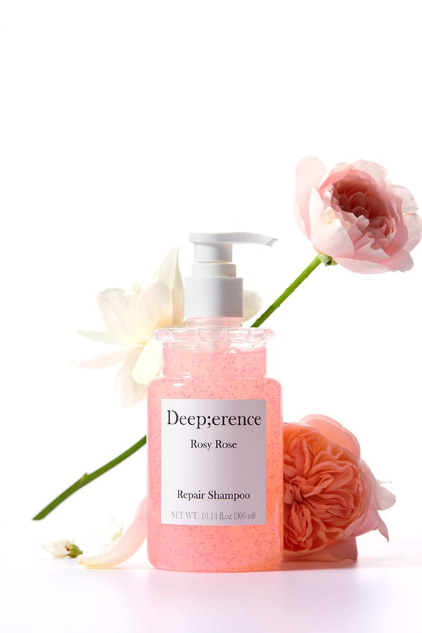 퍼퓸 헤어 샴푸 & 헤어 미스트 50ml 듀오 세트는 모발에 영양과 보습을 동시에 선사합니다. 샴푸 300ml와 헤어 미스트 50ml로 구성되어 있으며, 싱그러운 '로지 로즈', '프레쉬 모먼트', '그리너리 & 바질' 세 가지 향 중 선택할 수 있습니다.  다마스크장미꽃수, 별꽃추출물, 아스코빅애시드를 함유하여 모발에 풍부한 영양을 공급합니다.  '마이크로 캡슐 기술', '하이드로 블라스트 포뮬러', '17가지 아미노산', '2중상 포뮬러'가 적용되어 더욱 효과적인 헤어 케어를 돕습니다. 샴푸는 젖은 모발에, 미스트는 건조한 모발에 분사하여 사용합니다.
