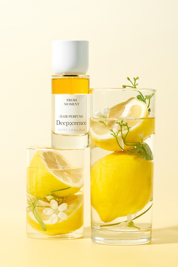 상쾌한 향기로 하루를 시작하세요! 퍼퓸 헤어미스트 50ml 3종은 로지로즈, 프레쉬모먼트, 그리너리&바질 향으로 출시되어, 당신의 헤어에 은은한 향기를 선사합니다. 다마스크 장미 추출물, 비타민 과일 오일, 아르간 커넬 오일 등 풍부한 영양 성분이 모발에 보습과 탄력을 더하며, 하이드로 블라스트 기술과 17가지 아미노산, 내추럴 오일 코팅으로 끈적임 없이 빠르게 흡수됩니다. 사용 전 충분히 흔들어 모발에 분사하면, 오랫동안 지속되는 향과 함께 모발 텍스처 개선, 모발 보호, 항산화 효과를 경험할 수 있습니다.
