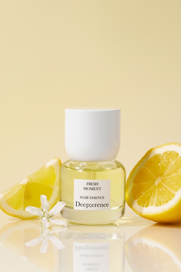 다마스크 장미 추출물, 제주 동백오일 등 8가지 자연 유래 성분을 담아 모발에 영양을 공급하는 퍼퓸 헤어에센스입니다. 끈적임 없이 가볍게 발리는 제형으로, 젖은 모발 또는 건조한 모발에 1-2회 펌핑하여 모발 끝 부분에 사용합니다. 콜라겐 형성, 탄력 증가, 수분 공급, 헤어 진정 및 보호, 단백질 공급 등의 효과를 선사합니다. 로지로즈, 프레쉬모먼트, 그리너리&바질 3가지 향 중 선택 가능하며, 논스틱키 포뮬러로 쾌적하게 사용할 수 있습니다. 모발에 자연 보호막을 형성하여 외부 자극으로부터 보호해 줍니다.
