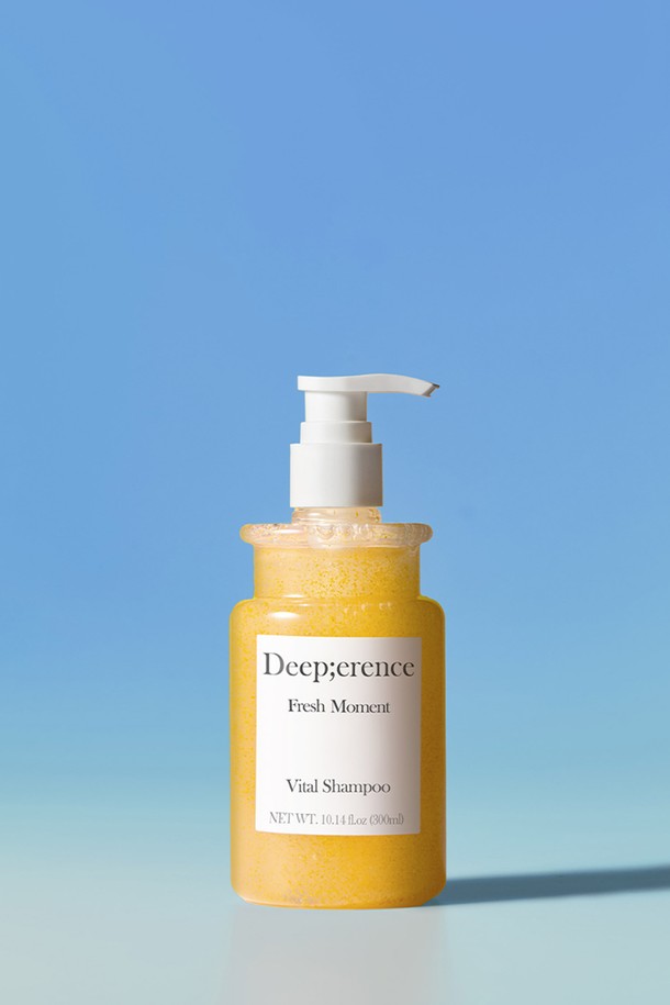 다마스크 장미수, 치크위드 추출물 등 자연 유래 성분으로 두피 영양을 채워주는 퍼퓸 헤어 샴푸입니다. 로지로즈, 프레쉬모먼트, 그리너리&바질 세 가지 향으로 출시되어, 각 향마다 탑/미들/베이스 노트를 섬세하게 구성하여 다채로운 향기를 선사합니다. 마이크로 영양 캡슐과 부드러운 거품으로 미세먼지를 제거하고, 마일드 클렌징으로 건강한 모발 관리를 도와줍니다.
