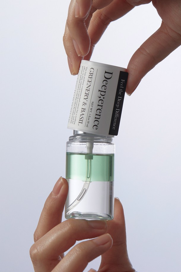 "퍼퓸 헤어미스트 듀오세트"는 큐티클 케어, 데미지 케어, 두피 케어, 향기 지속에 도움을 주는 헤어 미스트 듀오세트입니다. "Rosy Rose", "Fresh Moment", "Greenery & Basil" 세 가지 매력적인 향으로 구성되어 있으며, 퍼퓨머 Anne-Louise Gautier와 콜라보레이션하여 탄생했습니다. 구리 트리펩타이드, 17종 아미노산, 카페인, 비오틴 컴플렉스, 마데카, 홀리 바질 등 손상되고 약해진 모발, 환경 스트레스로 지친 모발을 위한 주요 성분을 담았습니다. 선택 가능한 듀오세트로, 당신의 헤어 타입과 취향에 맞는 향을 선택하여 사용하세요.
