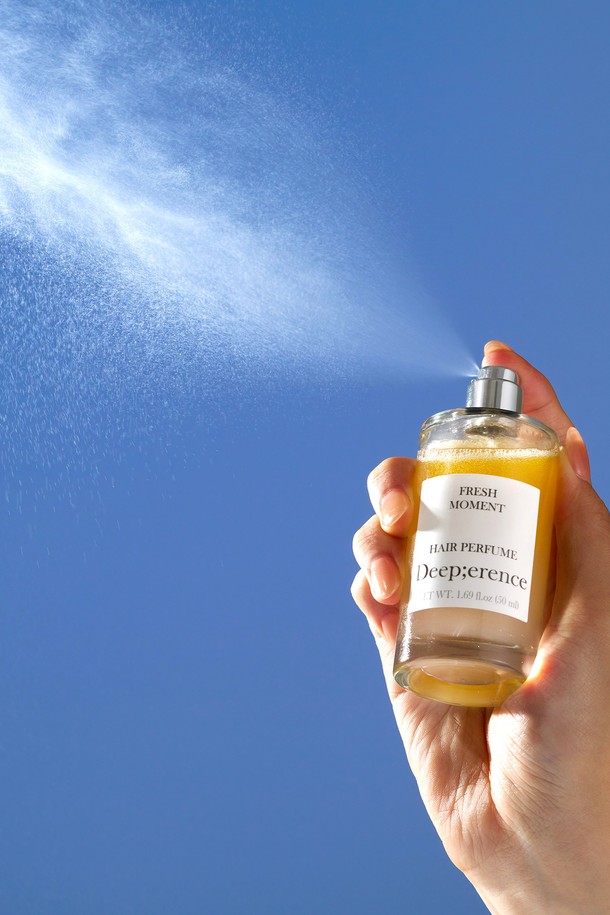 상쾌한 향기로 하루를 시작하세요! 퍼퓸 헤어미스트 50ml 3종은 로지로즈, 프레쉬모먼트, 그리너리&바질 향으로 출시되어, 당신의 헤어에 은은한 향기를 선사합니다. 다마스크 장미 추출물, 비타민 과일 오일, 아르간 커넬 오일 등 풍부한 영양 성분이 모발에 보습과 탄력을 더하며, 하이드로 블라스트 기술과 17가지 아미노산, 내추럴 오일 코팅으로 끈적임 없이 빠르게 흡수됩니다. 사용 전 충분히 흔들어 모발에 분사하면, 오랫동안 지속되는 향과 함께 모발 텍스처 개선, 모발 보호, 항산화 효과를 경험할 수 있습니다.
