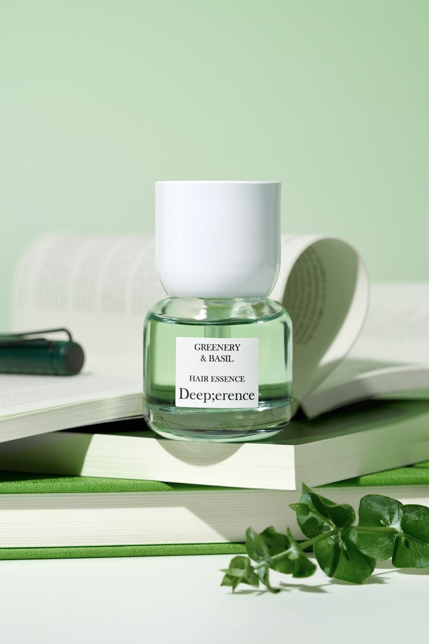 다마스크 장미 추출물, 제주 동백오일 등 8가지 자연 유래 성분을 담아 모발에 영양을 공급하는 퍼퓸 헤어에센스입니다. 끈적임 없이 가볍게 발리는 제형으로, 젖은 모발 또는 건조한 모발에 1-2회 펌핑하여 모발 끝 부분에 사용합니다. 콜라겐 형성, 탄력 증가, 수분 공급, 헤어 진정 및 보호, 단백질 공급 등의 효과를 선사합니다. 로지로즈, 프레쉬모먼트, 그리너리&바질 3가지 향 중 선택 가능하며, 논스틱키 포뮬러로 쾌적하게 사용할 수 있습니다. 모발에 자연 보호막을 형성하여 외부 자극으로부터 보호해 줍니다.
