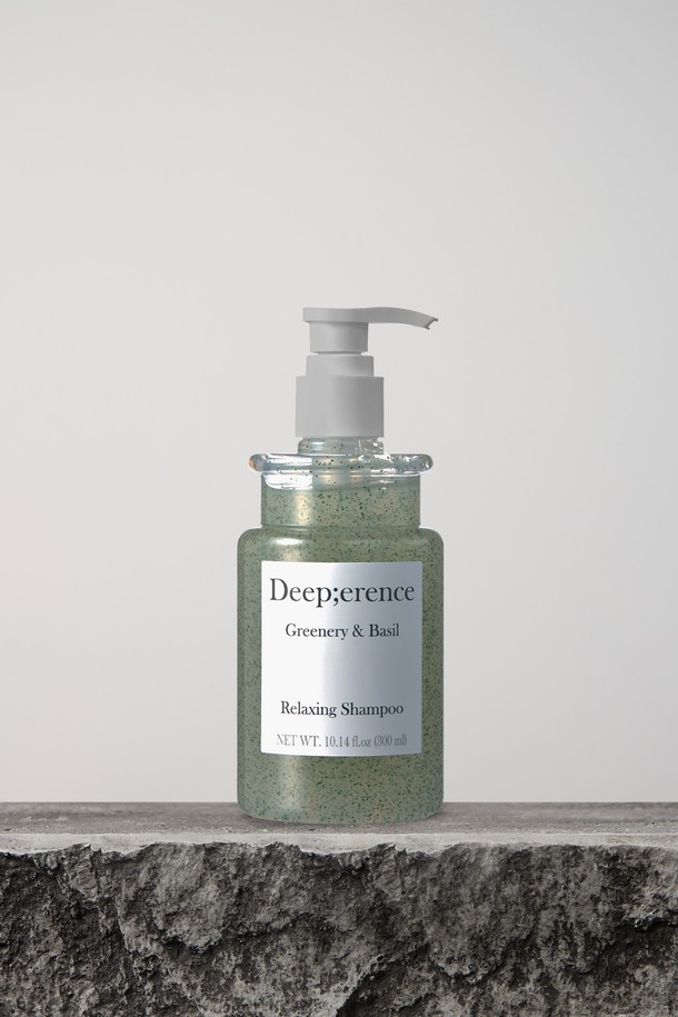 다마스크 장미수, 치크위드 추출물 등 자연 유래 성분으로 두피 영양을 채워주는 퍼퓸 헤어 샴푸입니다. 로지로즈, 프레쉬모먼트, 그리너리&바질 세 가지 향으로 출시되어, 각 향마다 탑/미들/베이스 노트를 섬세하게 구성하여 다채로운 향기를 선사합니다. 마이크로 영양 캡슐과 부드러운 거품으로 미세먼지를 제거하고, 마일드 클렌징으로 건강한 모발 관리를 도와줍니다.
