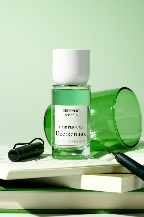 상쾌한 향기로 하루를 시작하세요! 퍼퓸 헤어미스트 50ml 3종은 로지로즈, 프레쉬모먼트, 그리너리&바질 향으로 출시되어, 당신의 헤어에 은은한 향기를 선사합니다. 다마스크 장미 추출물, 비타민 과일 오일, 아르간 커넬 오일 등 풍부한 영양 성분이 모발에 보습과 탄력을 더하며, 하이드로 블라스트 기술과 17가지 아미노산, 내추럴 오일 코팅으로 끈적임 없이 빠르게 흡수됩니다. 사용 전 충분히 흔들어 모발에 분사하면, 오랫동안 지속되는 향과 함께 모발 텍스처 개선, 모발 보호, 항산화 효과를 경험할 수 있습니다.
