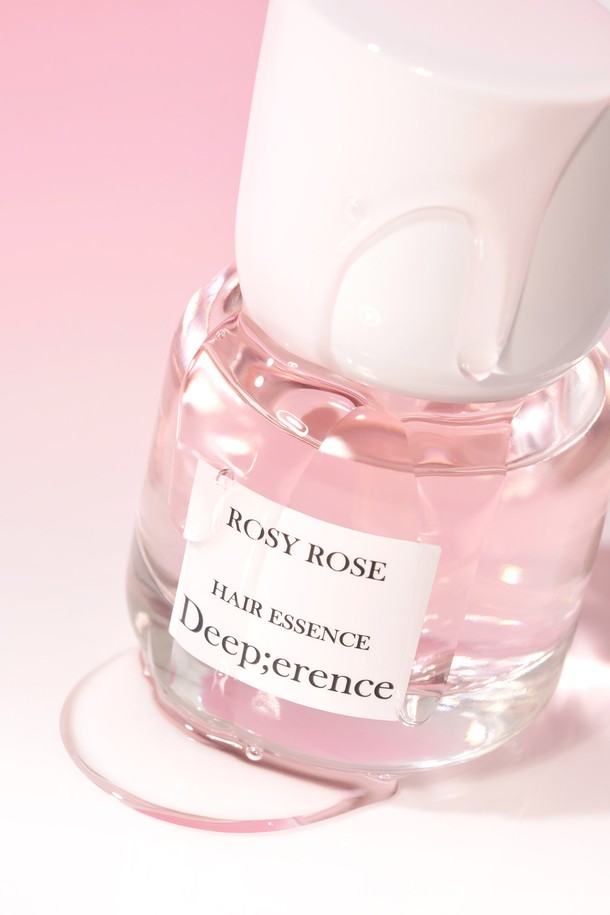 "퍼퓸 헤어 샴푸 & 헤어 오일 에센스" 듀오 세트는 샴푸(300ml)와 헤어 오일 에센스로 구성된 헤어케어 제품입니다. 샴푸는 로즈워터, 쇠별꽃 추출물, 아스코르빅애시드를 함유하고 있으며, "로지 로즈", "프레쉬 모민트", "그리너리 & 바질" 3가지 향으로 출시되었습니다. 헤어 오일 에센스는 비타민나무열매오일 등 10가지 식물성 오일 복합 처방으로 모발에 영양을 공급하며, 논스틱키 제형으로 산뜻하게 마무리됩니다. 샴푸는 젖은 모발에 도포하여 2-3분간 마사지 후 헹구고, 헤어 오일 에센스는 젖거나 마른 모발에 1-2회 펌핑하여 모발 끝 중심으로 사용합니다. 마이크로 영양 캡슐 기술을 통해 모발에 깊은 보습과 윤기를 더해줍니다.
