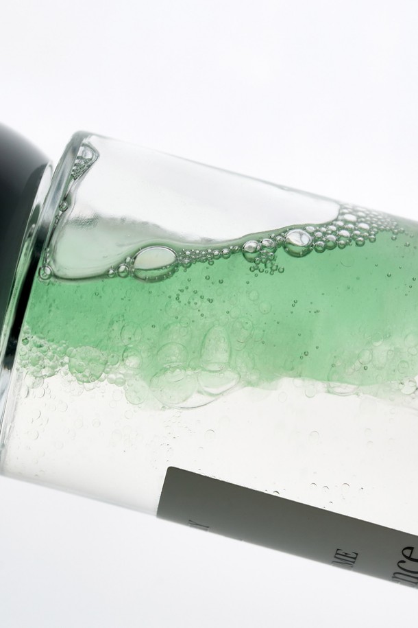 상쾌한 향기로 하루를 시작하세요! 퍼퓸 헤어미스트 50ml 3종은 로지로즈, 프레쉬모먼트, 그리너리&바질 향으로 출시되어, 당신의 헤어에 은은한 향기를 선사합니다. 다마스크 장미 추출물, 비타민 과일 오일, 아르간 커넬 오일 등 풍부한 영양 성분이 모발에 보습과 탄력을 더하며, 하이드로 블라스트 기술과 17가지 아미노산, 내추럴 오일 코팅으로 끈적임 없이 빠르게 흡수됩니다. 사용 전 충분히 흔들어 모발에 분사하면, 오랫동안 지속되는 향과 함께 모발 텍스처 개선, 모발 보호, 항산화 효과를 경험할 수 있습니다.
