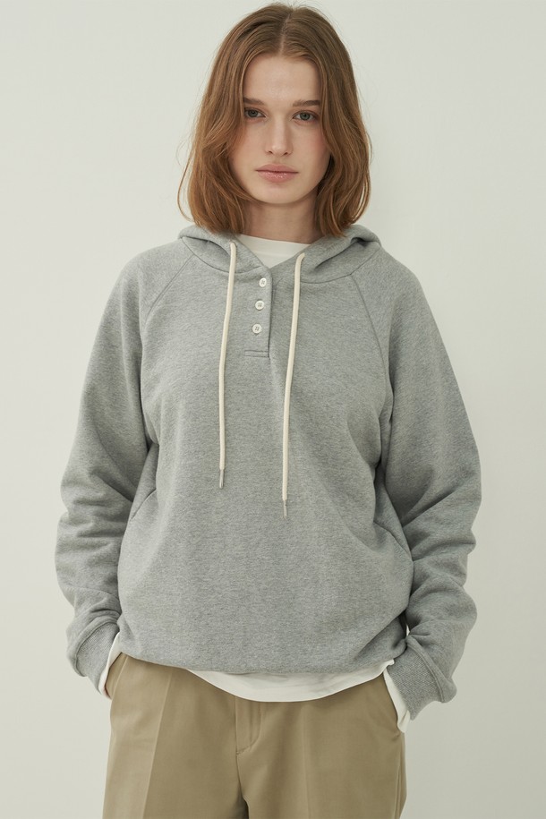 베이직 버튼 후디 스웻셔츠 - Gray는 부드러운 면 소재로 제작되어 편안한 착용감을 선사합니다. 캐주얼하고 미니멀한 스타일로, 일상에서 폭넓게 활용하기 좋습니다. 레귤러 핏에 긴소매, 후드 디자인으로 간절기부터 겨울까지 따뜻하게 입을 수 있습니다. 무지 패턴의 그레이 컬러로 다양한 하의와 매치하기 용이하며, 버튼 여밈 방식과 스트링 디테일로 포인트를 더했습니다.

