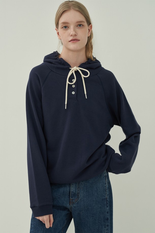 네이비 컬러의 베이직 버튼 후디 스웻셔츠입니다. 캐주얼, 미니멀, 클래식 스타일을 아우르는 디자인으로, 봄, 가을, 겨울 세 계절 모두 활용 가능합니다. 부드러운 면 소재로 제작되어 편안한 착용감을 선사하며, 레귤러 핏으로 어떤 스타일에도 잘 어울립니다. 후드 디자인과 버튼 디테일이 특징이며, 긴소매 기장으로 따뜻함을 더했습니다. 일상복으로 활용하기 좋은 실용적인 아이템입니다.
