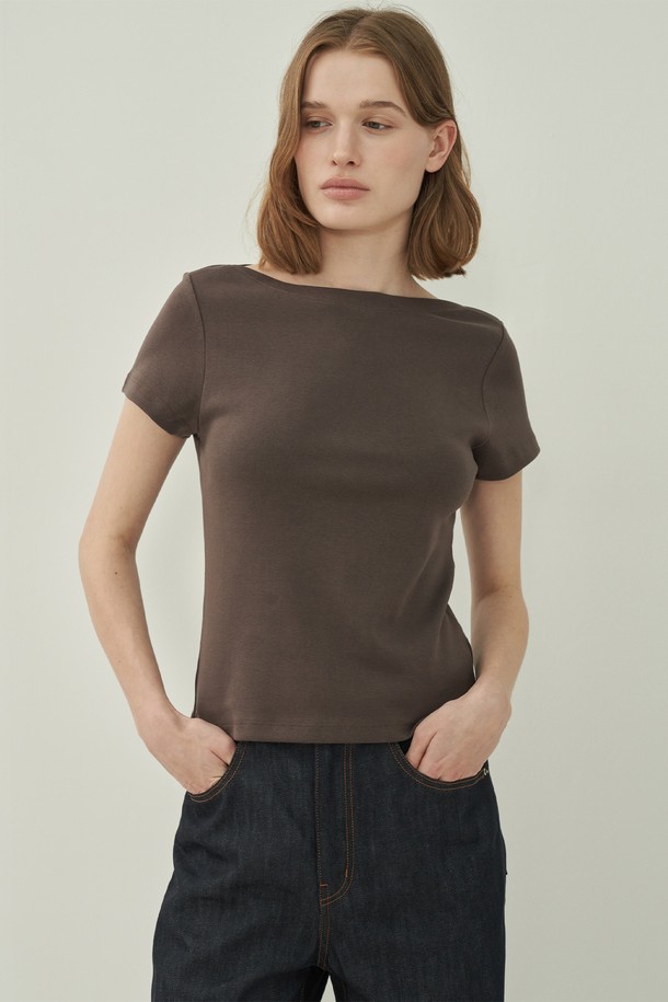 부드러운 면 소재로 제작되어 편안한 착용감을 선사하는 브라운 보트넥 티셔츠입니다. 슬림핏 디자인과 얇은 두께감으로 봄, 여름 시즌에 시원하게 착용하기 좋습니다. 미니멀하고 베이직한 디자인으로 데이트룩, 봄 소풍룩 등 다양한 스타일 연출이 가능합니다. 반소매 기장과 레귤러 기장으로 어떤 하의와도 잘 어울리며, 무지 패턴으로 깔끔함을 더했습니다. 클래식하고 캐주얼한 스타일을 즐기는 여성분들께 추천합니다.
