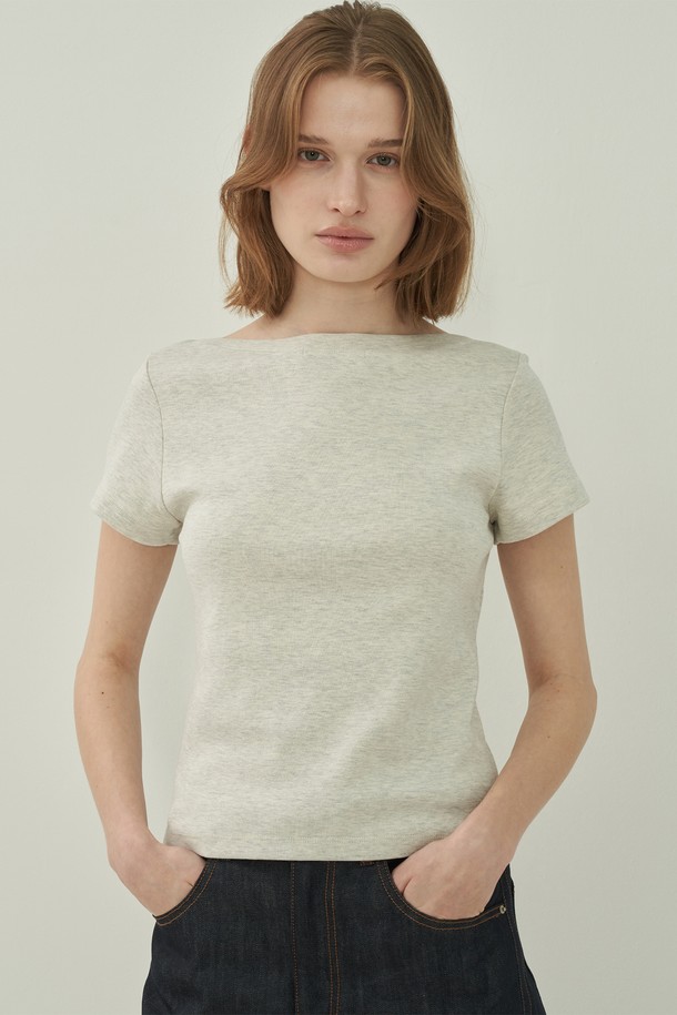 부드러운 면 소재의 보트넥 티셔츠입니다. 미니멀하고 베이직한 디자인으로, 봄, 여름 시즌에 활용하기 좋습니다. 레귤러 핏으로 편안하게 착용 가능하며, 얇은 두께감으로 시원하게 입을 수 있습니다. 오트밀 컬러로 어떤 스타일에도 잘 어울려 데일리룩으로 제격입니다. 반소매 디자인으로 활동성을 높였습니다.
