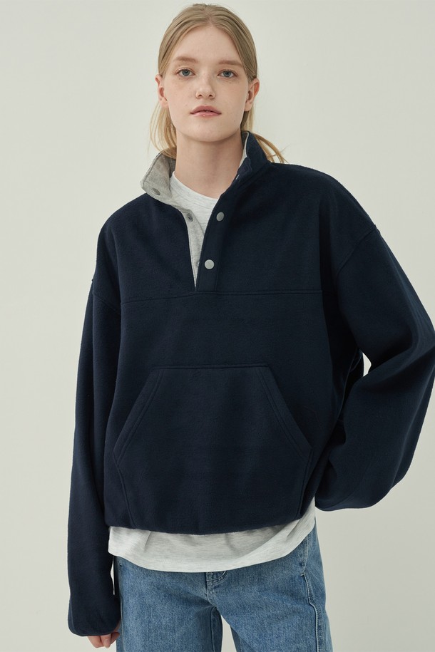 네이비 컬러의 버튼 풀오버 플리스는 여성들을 위한 데일리룩 아이템입니다. 부드러운 플리스 소재로 제작되어 가을, 겨울 시즌 따뜻하게 착용할 수 있으며, 오버핏 디자인과 하이넥, 하프 버튼 디테일이 특징입니다. 캐주얼, 미니멀, 클래식 스타일을 모두 아우르며 산책룩 또는 집콕룩으로 편안하게 연출하기 좋습니다. 무지 디자인으로 어떤 스타일에도 쉽게 매치할 수 있는 베이직한 아이템입니다.
