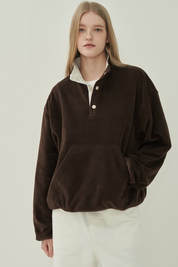 부드러운 플리스 소재의 여성 버튼 풀오버입니다. 톤 다운된 브라운 컬러로 가을, 겨울 시즌에 따뜻하고 포근한 느낌을 줍니다. 하이넥 디자인과 루즈핏으로 편안한 착용감을 선사하며, 캐주얼 및 베이직 스타일 연출에 용이합니다. 하프 버튼 디테일이 포인트이며, 산책룩이나 집콕룩 등 다양한 TPO에 활용 가능합니다. 무지 디자인에 긴 소매 기장으로 활용도를 높여줍니다.
