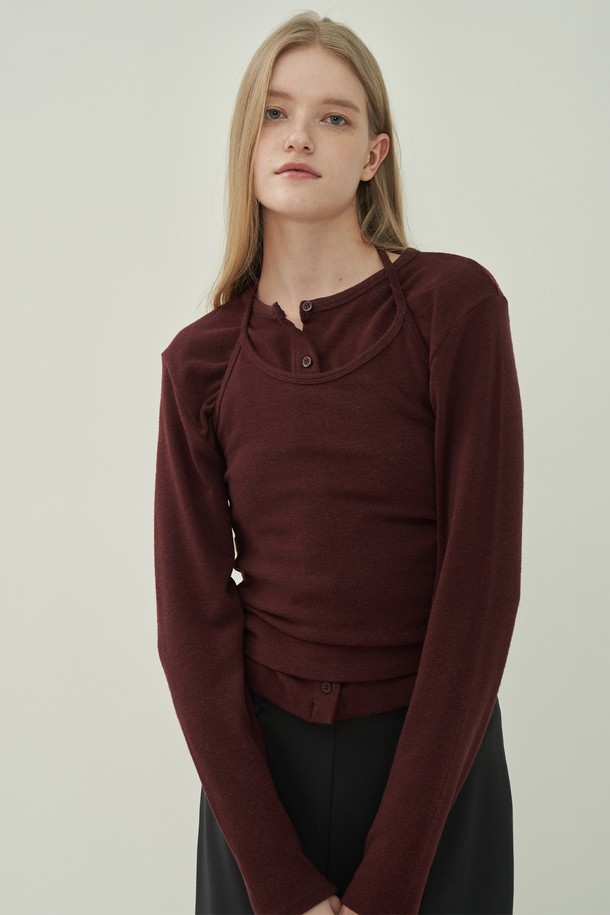 소프트 홀터 가디건세트 - 버건디는 여성 의류 상의로, 봄, 가을에 어울리는 니트 소재의 레귤러핏 가디건 세트입니다. 홀터넥 디자인과 긴 소매 기장으로 세련된 분위기를 연출하며, 부드러운 촉감과 얇은 두께감으로 편안하게 착용할 수 있습니다. 무지 디자인에 버건디 컬러가 더해져 미니멀, 클래식, 로맨틱 스타일을 모두 소화하며, 데이트룩, 모임룩 등 다양한 TPO에 활용 가능합니다. 세트 아이템으로 스타일링의 완성도를 높여줍니다.
