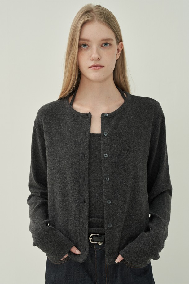 세련된 스타일을 연출해 줄 소프트 홀터 가디건 세트 - 차콜입니다. 부드러운 니트 소재로 제작되어 편안한 착용감을 선사하며, 봄, 가을 간절기에 활용하기 좋습니다. 레귤러 핏의 긴 소매 가디건과 홀터넥 디자인이 세련된 조화를 이루며, 버튼 디테일로 포인트를 더했습니다. 미니멀하고 베이직한 디자인으로 데이트룩, 모임룩 등 다양한 TPO에 매치하기 좋습니다. 차분한 차콜 컬러는 어떤 스타일에도 잘 어울려 활용도가 높습니다.
