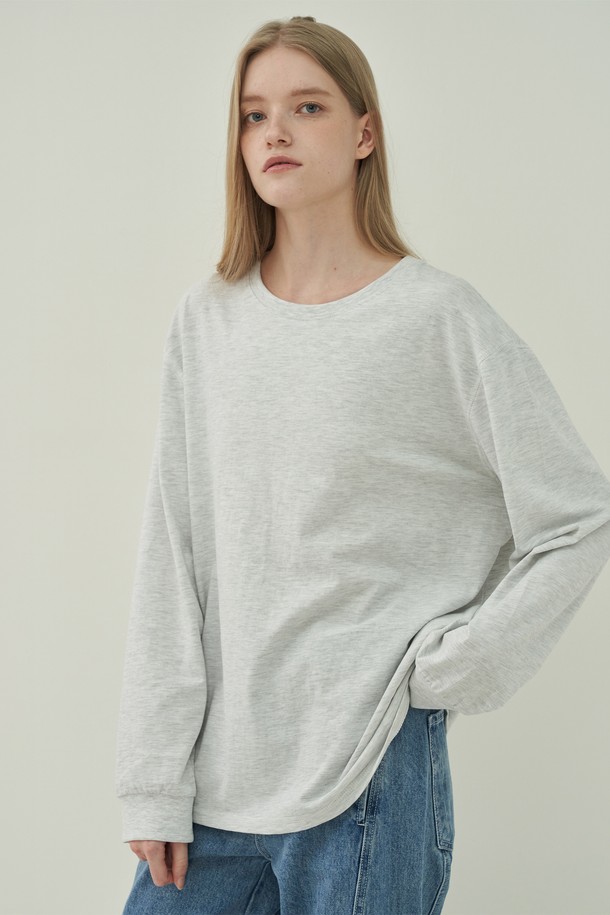 "어스 롱 티셔츠 - 멜란지"는 부드러운 면 소재로 제작되어 편안한 착용감을 선사하는 여성용 티셔츠입니다. 멜란지 그레이 컬러의 무지 디자인으로, 베이직하면서도 캐주얼한 스타일을 연출합니다. 롱 기장에 긴 소매, 루즈핏으로 제작되어 여유로운 핏을 즐길 수 있으며, 라운드넥 디자인으로 편안하게 착용 가능합니다. 봄, 가을 시즌에 산책룩, 집콕룩 등 다양한 TPO에 활용하기 좋으며, 캐주얼, 미니멀, 클래식 스타일을 선호하는 분들께 추천합니다.
