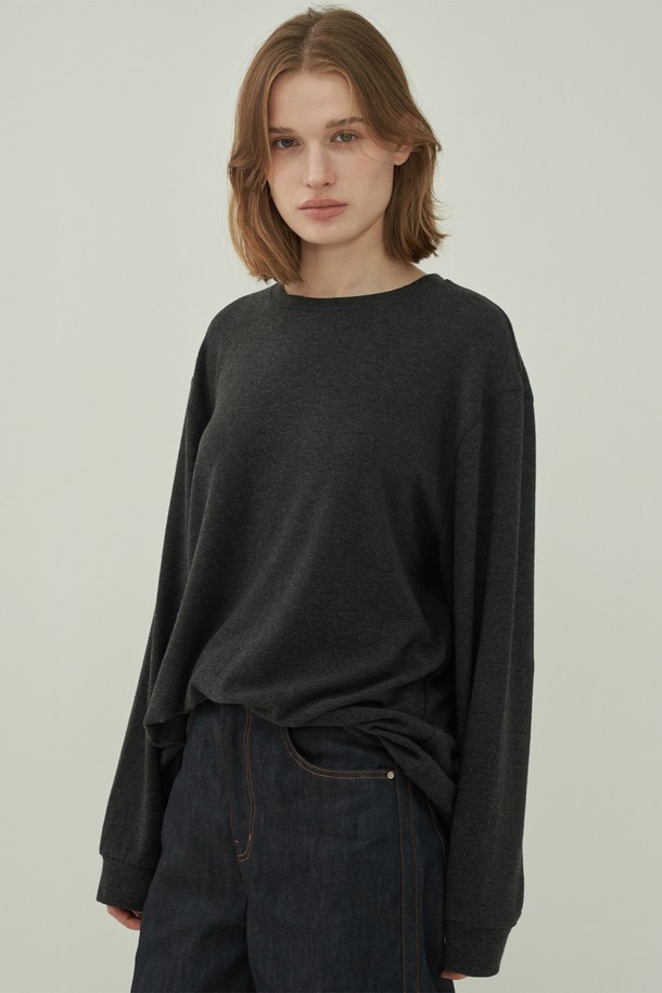 어스 소프트 롱 티셔츠 - 차콜은 남녀 공용으로 제작되어 편안한 착용감을 선사합니다. 부드러운 면 소재로 제작되어 사계절 내내 활용 가능하며, 일상복으로 적합합니다. 루즈핏과 긴 소매, 라운드넥 디자인으로 베이직하면서도 캐주얼한 스타일을 연출합니다. 차콜 컬러와 무지 패턴으로 미니멀한 매력을 더하여 데일리웨어로 손색없습니다. 심플한 디자인으로 다양한 룩에 활용하기 좋습니다.
