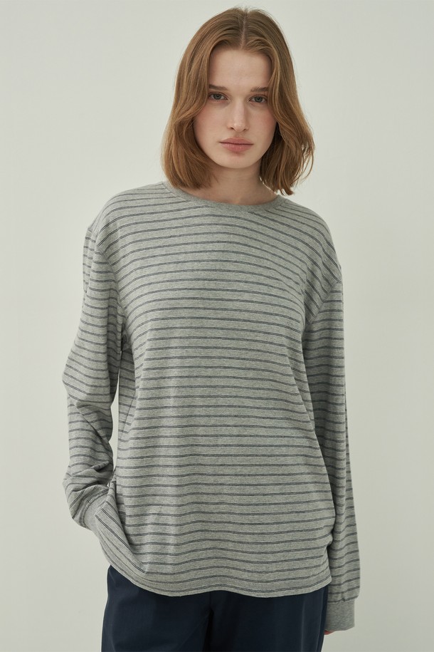 어스 스트라이프 롱 티셔츠 - Gray는 베이직하고 캐주얼한 스타일의 여성용 티셔츠입니다. 부드러운 면 소재로 제작되어 편안한 착용감을 선사하며, 봄, 가을에 산책룩으로 활용하기 좋습니다. 롱 기장에 긴 소매, 라운드넥 디자인과 레귤러핏으로 제작되었으며, 얇은 두께감의 그레이 컬러 스트라이프 패턴이 특징입니다. 미니멀하고 클래식한 무드를 연출하여 다양한 스타일링에 활용하기 좋습니다.
