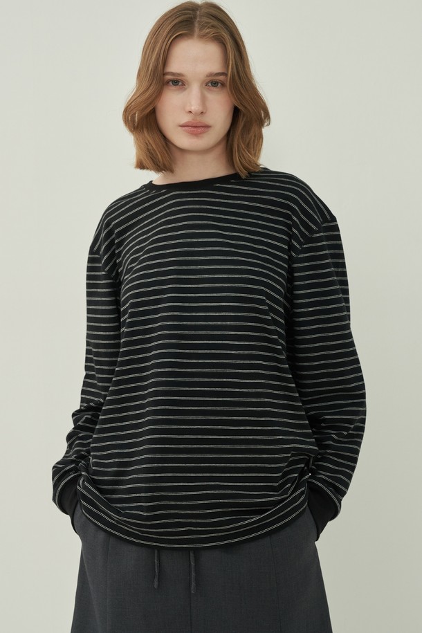 어스 스트라이프 롱 티셔츠 - Black는 베이직하고 캐주얼한 스타일의 여성 상의입니다. 부드러운 면 소재로 제작되어 봄, 가을에 편안하게 착용하기 좋습니다. 롱 기장에 긴 소매, 라운드넥 디자인으로 세련된 느낌을 더했습니다. 블랙 컬러 바탕에 스트라이프 패턴이 돋보이는 디자인으로, 일상복으로 활용하기 좋습니다. 레귤러핏으로 제작되어 편안한 착용감을 선사합니다.
