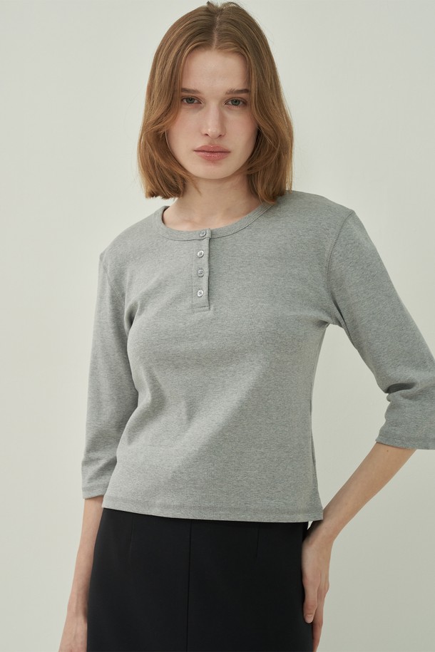 미니멀한 디자인이 돋보이는 헨리넥 슬림 티셔츠입니다. 부드러운 면 소재로 제작되어 봄, 여름, 가을 시즌에 편안하게 착용할 수 있습니다. 슬림핏으로 여성스러운 실루엣을 연출하며, 5부 소매 기장으로 활동성을 높였습니다. 베이직하고 미니멀한 스타일로 데이트룩, 출근룩 등 다양한 TPO에 활용 가능합니다. 그레이 컬러에 버튼 디테일이 더해져 포인트를 줍니다.
