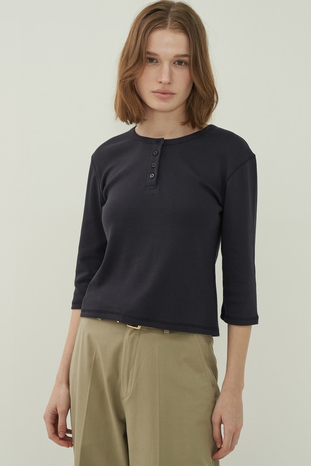 네이비 컬러의 헨리넥 슬림 티셔츠입니다. 부드러운 면 소재로 제작되어 편안한 착용감을 제공하며, 봄, 여름, 가을 계절에 활용하기 좋습니다. 7부 소매 기장과 얇은 두께감으로 가볍게 입기 좋고, 베이직하고 캐주얼한 스타일을 연출할 수 있습니다. 슬림핏 디자인으로 깔끔한 실루엣을 강조하며, 헨리넥 디테일이 포인트입니다. 일상에서 편안하게 즐겨 입을 수 있는 미니멀한 디자인의 티셔츠입니다.
