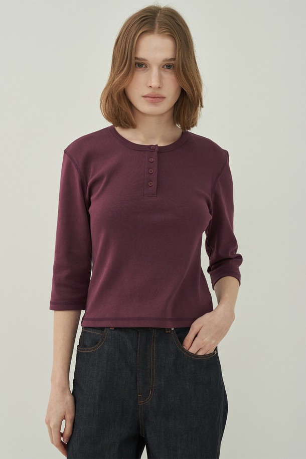 버건디 컬러의 헨리넥 슬림 티셔츠입니다. 부드러운 면 소재로 제작되어 봄, 가을에 편안하게 착용하기 좋습니다. 5부 소매 기장과 슬림핏 디자인으로 여성스러운 실루엣을 연출합니다. 베이직한 스타일에 미니멀, 클래식, 캐주얼 스타일을 더하여 다양한 룩에 활용할 수 있습니다. 얇은 두께감으로 간절기 레이어드 아이템으로도 적합합니다.
