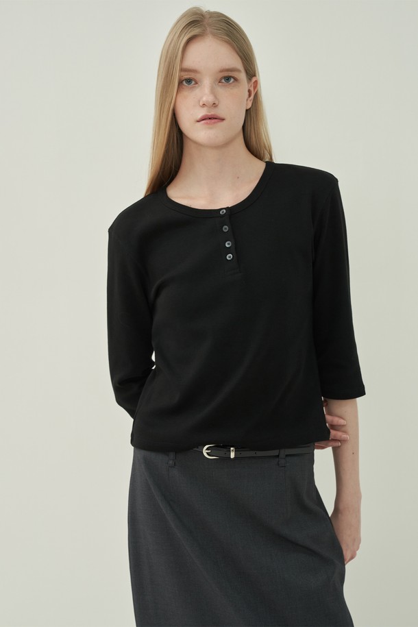 블랙 컬러의 헨리넥 슬림 티셔츠입니다. 부드러운 면 소재로 제작되어 편안한 착용감을 선사하며, 봄, 여름, 가을 시즌에 활용하기 좋습니다. 베이직하고 미니멀한 디자인으로 다양한 스타일 연출이 용이하며, 슬림핏으로 여성스러운 실루엣을 강조합니다. 얇은 두께감과 반소매 기장으로 답답함 없이 시원하게 착용할 수 있으며, 헨리넥과 버튼 디테일이 포인트입니다. 일상에서 편안하게 즐겨 입을 수 있는 기본 아이템입니다.
