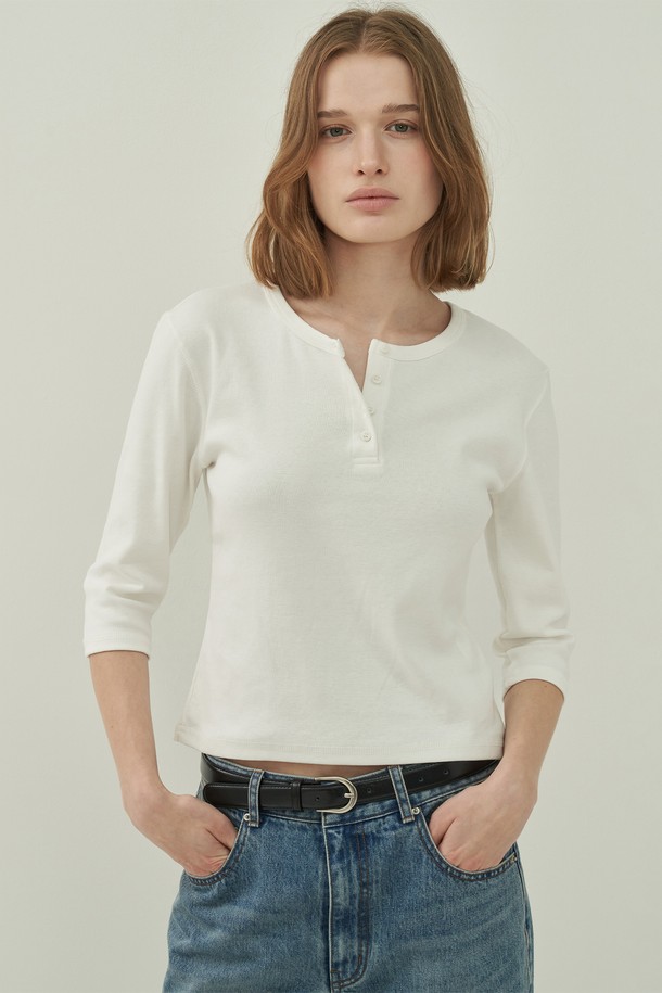 깔끔하고 시원한 헨리넥 디자인의 여성 슬림핏 티셔츠입니다. 부드러운 면 소재로 제작되어 편안한 착용감을 선사하며, 봄, 여름철 데이트룩이나 소풍룩에 제격입니다. 베이직하면서도 캐주얼한 스타일로 미니멀, 클래식 룩 연출에도 활용하기 좋습니다. 얇은 두께감과 반소매 기장으로 답답함 없이 시원하게 즐길 수 있으며, 화이트 컬러는 어떤 하의와도 잘 어울려 활용도가 높습니다. 슬림핏으로 여성스러운 실루엣을 강조해줍니다.
