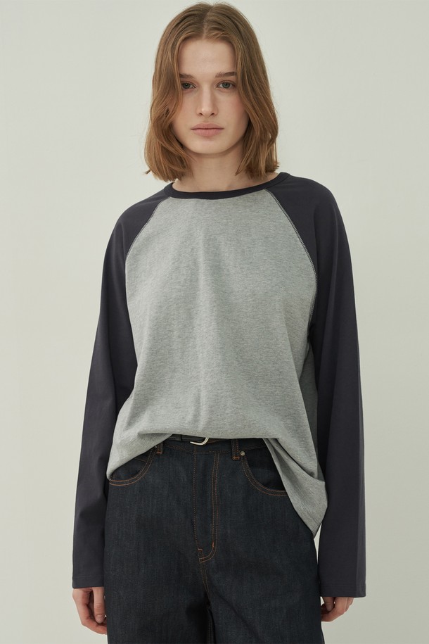 네이비와 그레이 컬러 배색이 돋보이는 래글런 스티치 티셔츠입니다. 부드러운 면 소재로 제작되어 편안한 착용감을 선사하며, 봄, 가을에 활용하기 좋습니다. 래글런 소매 디자인과 라운드넥으로 캐주얼하고 베이직한 스타일을 연출합니다. 일상생활은 물론, 출근룩이나 산책룩으로도 손색없는 활용도를 자랑합니다. 레귤러핏으로 제작되어 누구나 부담 없이 즐겨 입을 수 있습니다.
