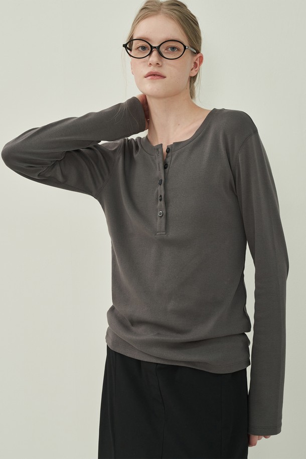 차분하고 세련된 무드의 헨리넥 클래식 티셔츠입니다. 부드러운 면 소재로 제작되어 편안한 착용감을 선사하며, 레귤러핏으로 제작되어 깔끔한 실루엣을 연출합니다. 차콜 컬러와 무지 디자인은 어떤 스타일에도 잘 어울려 활용도가 높습니다. 헨리넥 디자인과 버튼 디테일이 클래식한 멋을 더하며, 봄, 가을 출근룩 또는 비즈니스 캐주얼에 적합합니다. 긴소매 기장으로 간절기에 유용하게 착용할 수 있습니다.
