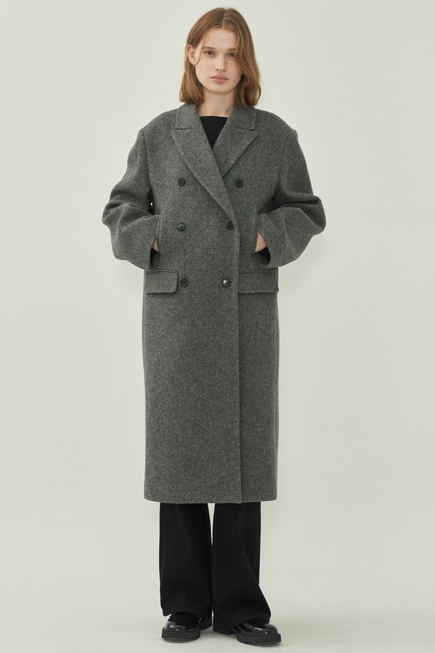 세련된 무드의 울 더블 롱 코트 - Gray를 소개합니다. 여성스러운 실루엣을 연출하는 오버핏 디자인으로, 가을과 겨울에 따뜻하게 착용하기 좋습니다. 미니멀하고 클래식한 스타일을 선호하는 분들께 추천하며, 오피스룩, 출근룩, 모임룩 등 다양한 TPO에 활용할 수 있습니다. 부드러운 울 소재와 두꺼운 두께감으로 포근함을 더하고, 롱 기장과 더블 버튼, 포켓 디테일이 돋보입니다. 시크하고 세련된 스타일을 완성해 보세요.
