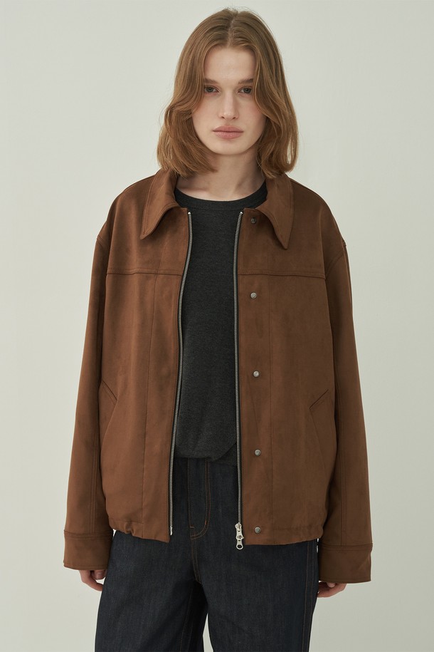 부드러운 스웨이드 소재와 따뜻한 카멜 베이지 컬러가 돋보이는 스웨이드 투웨이 블루종입니다. 캐주얼, 클래식, 미니멀 스타일을 모두 아우르는 베이직한 디자인으로, 가을, 겨울철 데일리룩과 출근룩, 모임룩에 활용하기 좋습니다. 레귤러핏으로 편안한 착용감을 선사하며, 투웨이 집업 디자인으로 다양한 스타일 연출이 가능합니다. 두꺼운 두께감으로 보온성을 높였으며, 긴 소매 기장으로 안정감을 더했습니다.
