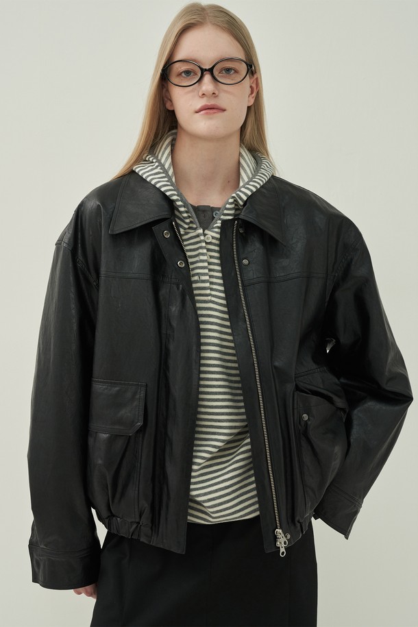 클래식한 매력의 블랙 컬러 포켓 레더 퀄팅 점퍼입니다. 가을과 겨울, 두 계절 모두 착용 가능한 두꺼운 두께감의 레더 소재로 제작되어 뻣뻣한 촉감이 특징입니다. 오버핏 디자인으로 편안한 착용감을 선사하며, 집업 스타일로 간편하게 여밀 수 있습니다. 출근룩과 모임룩 모두에 잘 어울리는 클래식, 미니멀, 시크 스타일을 연출해보세요. 퀄팅 디테일과 포켓 디자인이 돋보이는 여성용 아우터입니다.
