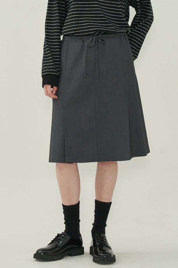 **플리츠 미디 스커트 - 그레이**는 여성용 스커트로, 베이직하고 캐주얼한 스타일을 연출하기 좋습니다. 봄, 가을, 겨울 세 계절에 걸쳐 활용 가능하며, 일상, 출근룩, 모임룩 등 다양한 TPO에 적합합니다. 부드러운 촉감의 폴리에스테르 소재로 제작되었으며, 허리 밴딩과 허리끈 디테일이 편안한 착용감을 선사합니다. 플리츠 디자인과 미디 기장, 레귤러 핏으로 캐주얼, 미니멀, 클래식 스타일을 모두 소화할 수 있습니다. 무지 패턴의 그레이 컬러로 다양한 상의와 손쉽게 매치하여 활용도 높은 코디를 완성해보세요.

