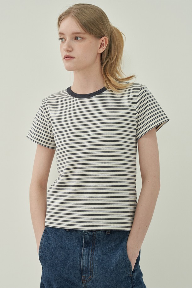 세련된 스트라이프 패턴의 더블넥 코튼 티셔츠입니다. 부드러운 촉감의 면 소재로 제작되어 편안한 착용감을 선사하며, 봄, 여름 시즌에 적합합니다. 레귤러 핏에 얇은 두께감으로 가볍게 즐겨 입기 좋으며, 캐주얼, 미니멀, 클래식 스타일을 연출하기 좋습니다. 그레이와 화이트 컬러의 조화가 시원하고 깔끔한 인상을 주며, 더블넥 디테일로 포인트를 더했습니다. 일상에서 편안하고 스타일리시하게 연출해보세요.
