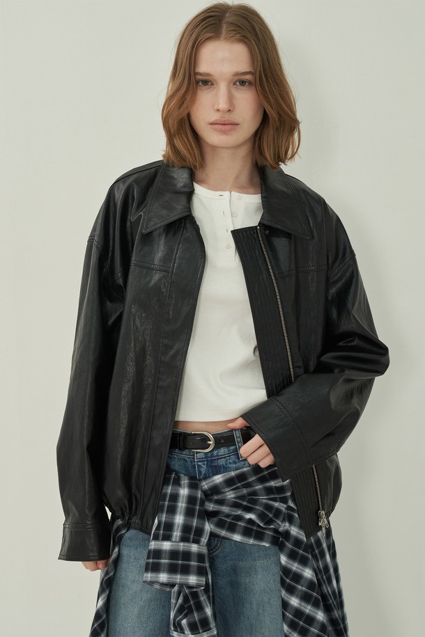 세련된 무드의 레더 스트링 블루종 - 블랙입니다. 부드러운 인조가죽 소재로 제작되어 편안한 착용감을 선사하며, 크롭 기장과 레귤러핏으로 트렌디한 실루엣을 연출합니다. 캐주얼, 스트릿 스타일을 즐겨 입는 여성분들에게 추천하며, 데이트룩, 모임룩 등 다양한 TPO에 활용 가능합니다. 집업 방식에 스트링 디테일로 포인트를 주어 개성 있는 스타일을 완성해보세요. 봄, 가을 시즌에 활용하기 좋은 두께감으로, 지금 바로 만나보세요.
