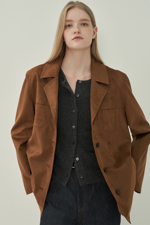 카멜 베이지 컬러의 스웨이드 소재 여성 클래식 재킷입니다. 가을, 겨울 시즌에 어울리는 두꺼운 두께감과 부드러운 촉감이 특징입니다. 레귤러 핏에 긴 소매, 노치드 라펠 디테일이 돋보이는 디자인으로, 버튼 여밈 방식의 클래식한 무드를 선사합니다. 오피스룩, 출근룩, 모임룩 등 다양한 TPO에 활용 가능한 미니멀하고 시크한 스타일을 연출해보세요.
