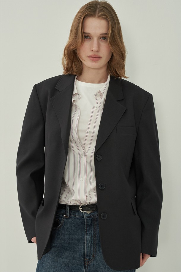 에센셜 3버튼 재킷 - Dark Gray는 여성 고객을 위한 베이직하고 클래식한 스타일의 자켓입니다. 

일상, 오피스룩, 비즈니스 캐주얼, 출근룩 등 다양한 TPO에 활용 가능하며, 봄, 가을에 적합합니다. 

부드러운 폴리에스테르 소재로 제작되어 편안한 착용감을 선사하며, 레귤러 핏과 3버튼 여밈 방식으로 디자인되었습니다. 

다크 그레이 컬러의 무지 패턴과 테일러드 코트 타입의 디자인은 미니멀하면서도 세련된 분위기를 연출합니다. 

긴 소매 기장의 레귤러 기장으로, 클래식한 디자인과 에센셜 라인이 조화를 이루어, 활용도 높은 아이템입니다.
