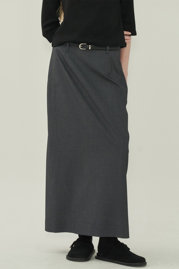 에센셜 슬릿 롱 스커트 - Gray는 미니멀하고 베이직한 스타일의 여성 롱 스커트입니다. H라인 핏으로 레귤러핏을 제공하며, 출근룩에 적합합니다. 사계절 모두 착용 가능하며, 무지 디자인이 특징입니다. 에센셜 라인으로, 슬릿 디테일이 돋보이는 모던한 디자인입니다.
