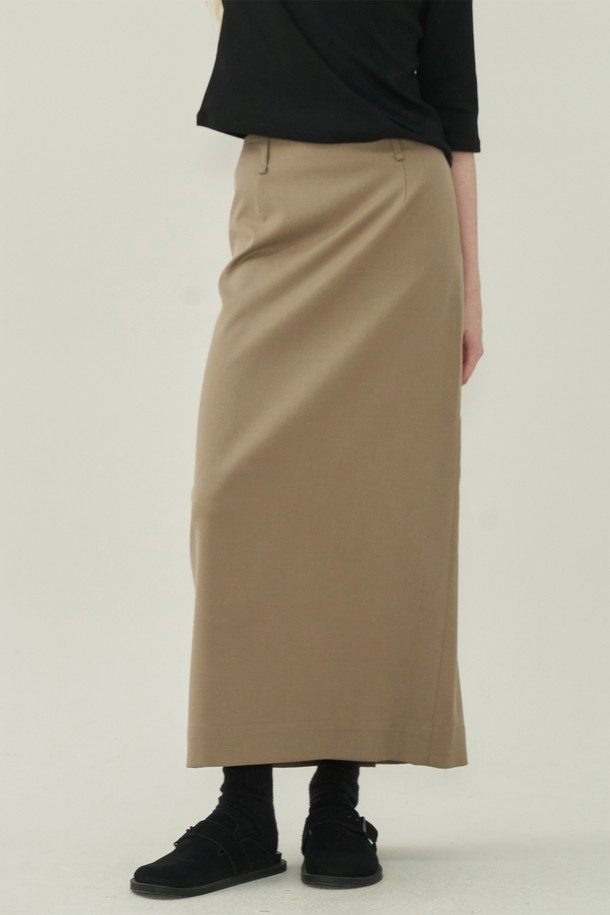 베이직한 디자인으로 데일리하게 즐겨 입기 좋은 에센셜 슬릿 롱 스커트입니다. 부드러운 촉감의 폴리에스테르 소재로 제작되어 편안한 착용감을 선사합니다. H라인 핏과 롱 기장으로 다리가 길어 보이는 효과를 주며, 베이지 컬러가 어떤 상의와도 쉽게 매치되어 활용도가 높습니다. 앞 슬릿 디테일이 은은한 포인트를 더해 시크하고 세련된 스타일을 연출하며, 출근룩, 오피스룩, 모임룩 등 다양한 TPO에 활용 가능합니다. 미니멀, 클래식, 시크 스타일을 즐겨 입는 여성분들께 추천합니다.

