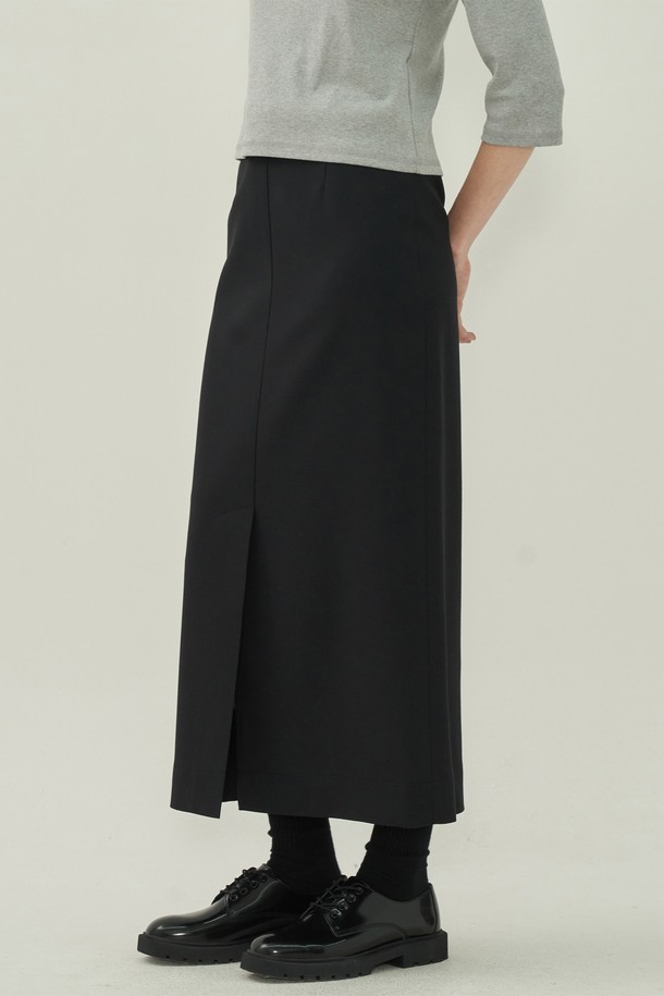 에센셜 슬릿 롱 스커트 - Black는 여성용으로, 미니멀하고 베이직한 스타일을 추구하는 분들을 위한 아이템입니다. 사계절 내내 활용 가능하며, H라인 핏과 사이드 슬릿 디자인으로 세련된 실루엣을 연출합니다. 무지 디자인의 블랙 컬러로, 출근룩, 오피스룩, 모임룩 등 다양한 TPO에 활용하기 좋습니다. 클래식하고 시크한 스타일을 완성하는 데 적합한 롱 스커트입니다.
